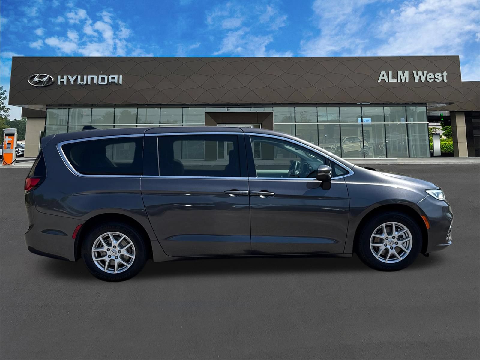 Used 2023 Chrysler Pacifica Touring-L FWD image 4