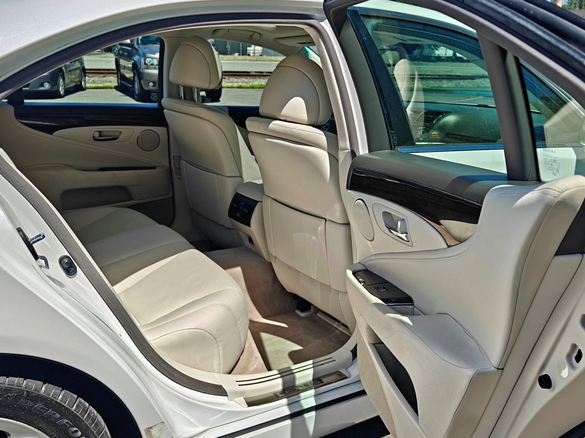Used 2007 Lexus LS 460 w/ Comfort Pkg RWD image 40