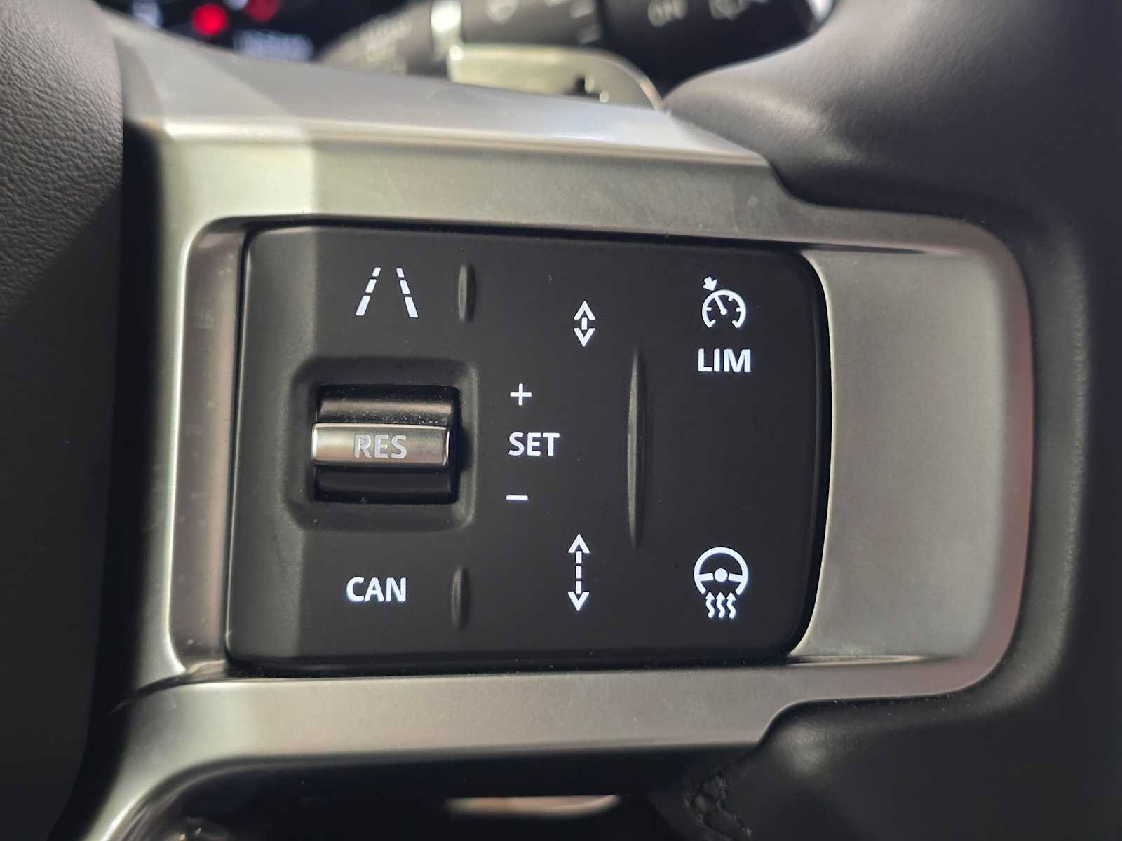 Used 2025 Land Rover Discovery Dynamic SE AWD/4WD image 34
