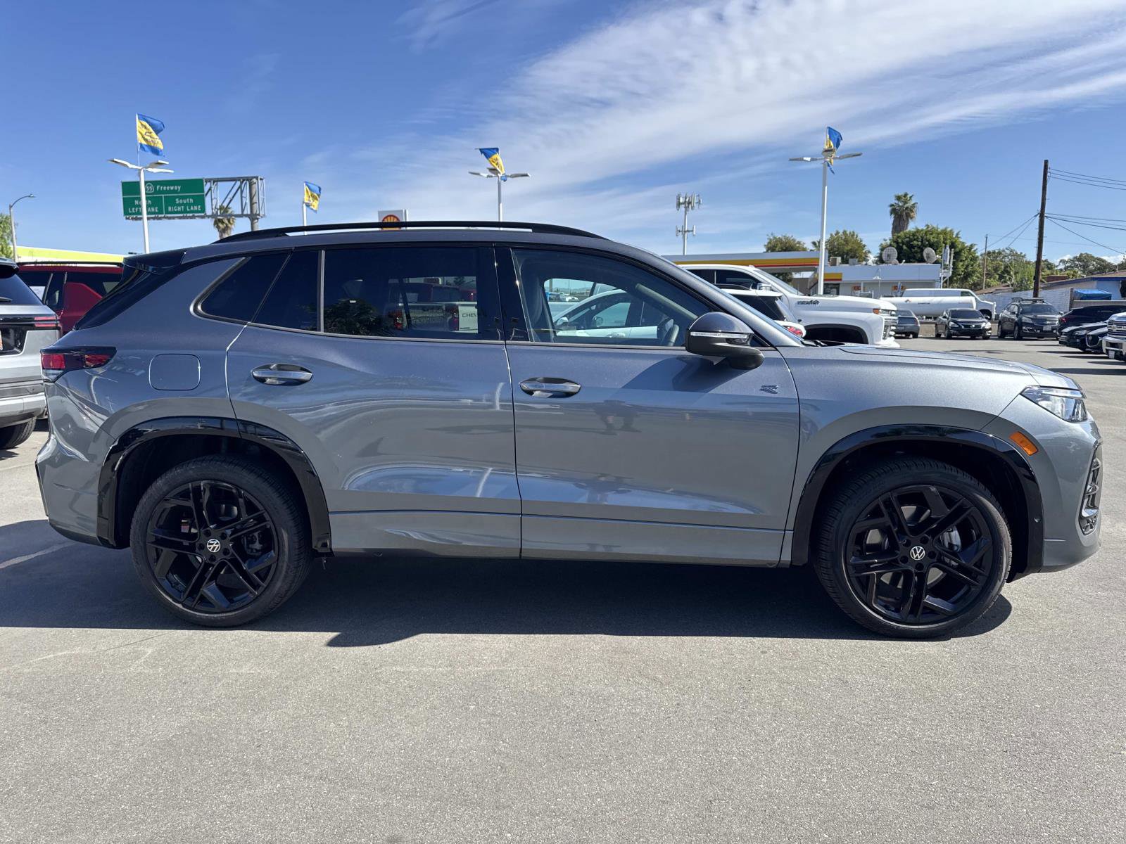 Used 2025 Volkswagen Tiguan SE R-Line image 4