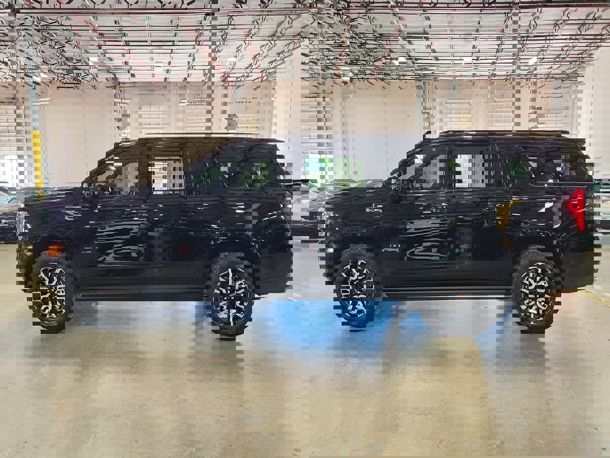 Used 2023 GMC Yukon XL AT4 w/ AT4 Premium Package image 7