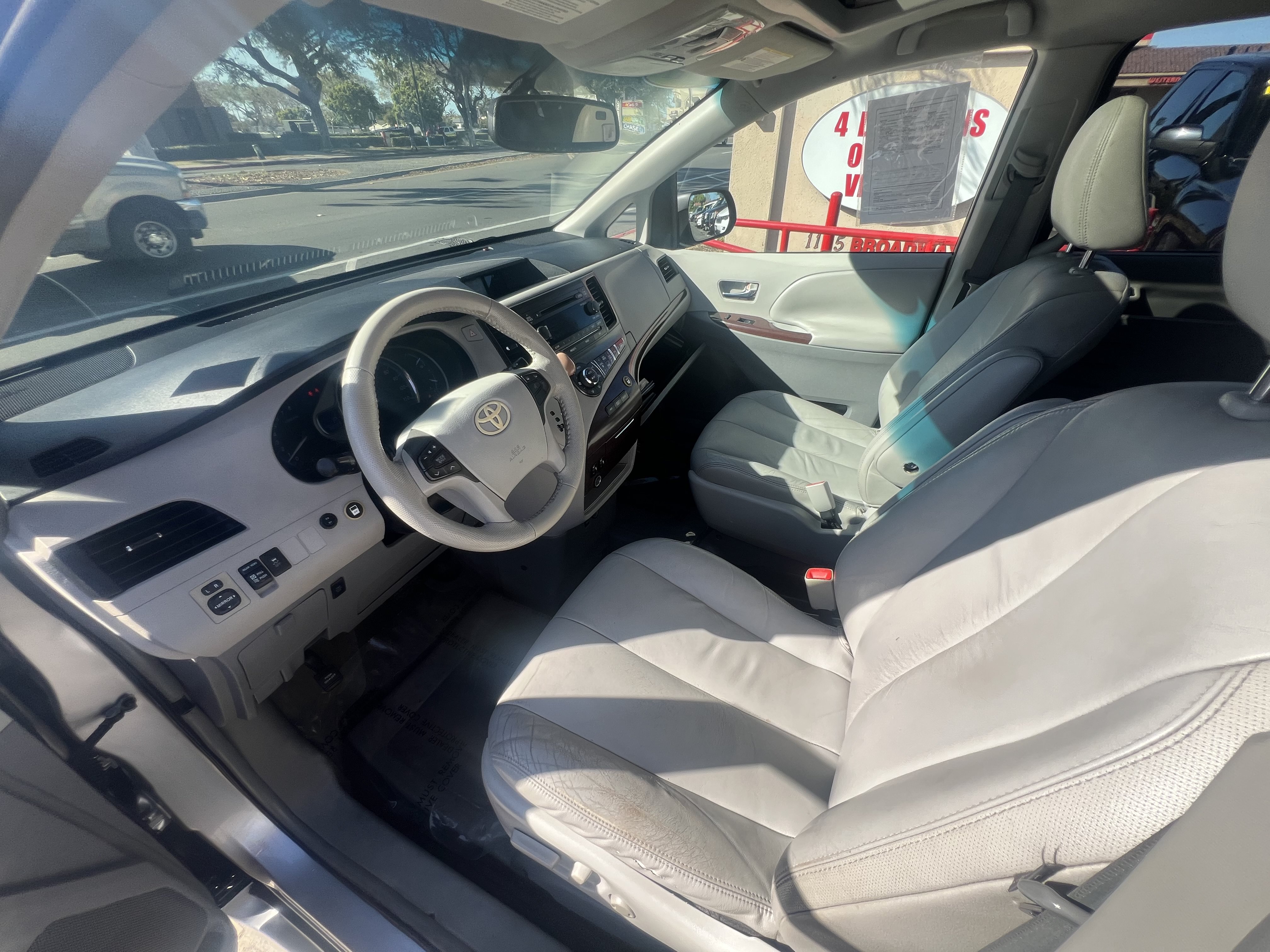 Used 2011 Toyota Sienna XLE FWD image 29