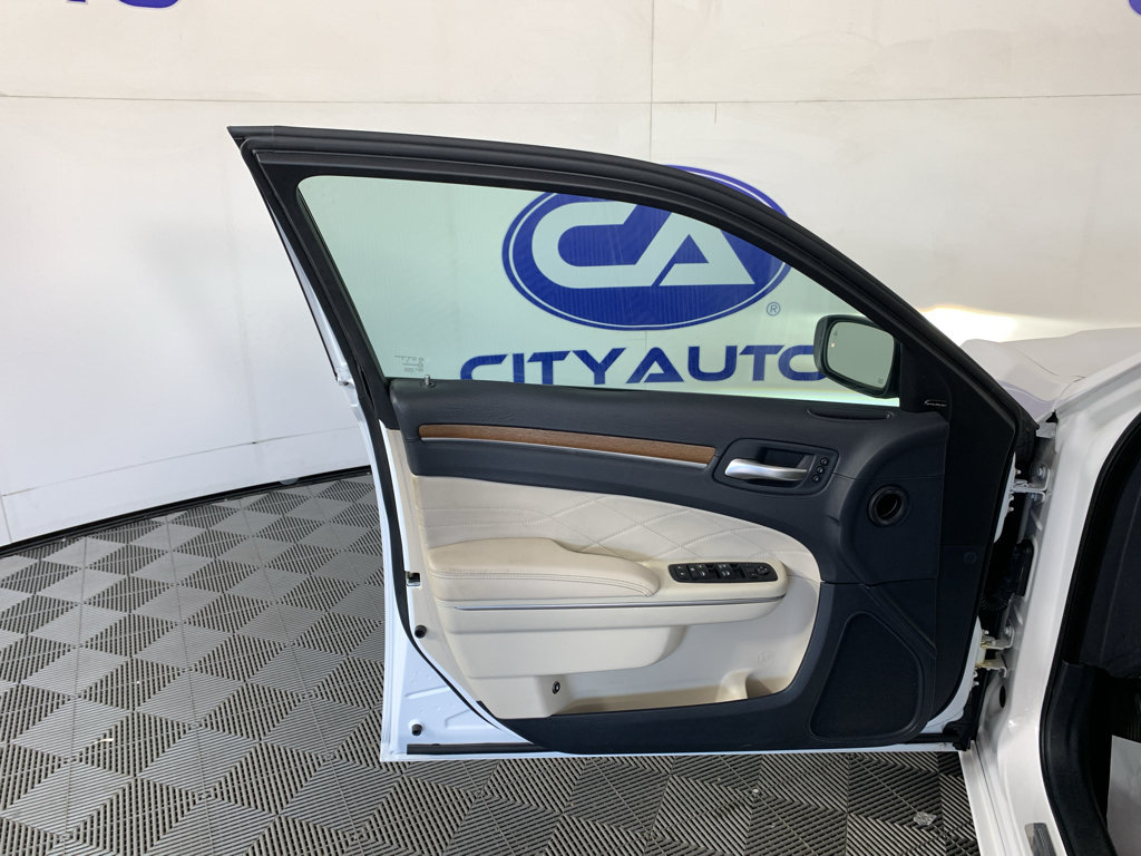Used 2018 Chrysler 300 C w/ Sun, Sound & Nav Package RWD image 12