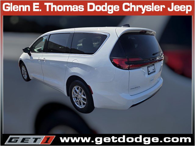 New 2027 Chrysler Pacifica Select FWD image 6