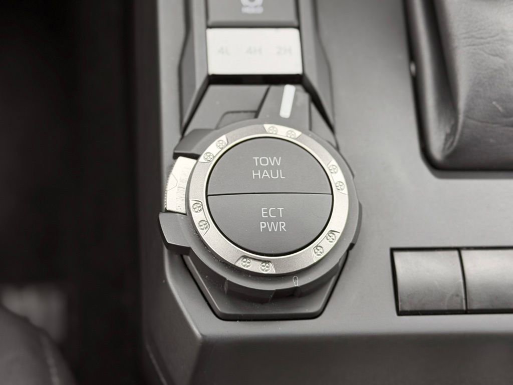 Used 2025 Toyota Tacoma SR5 AWD/4WD image 15