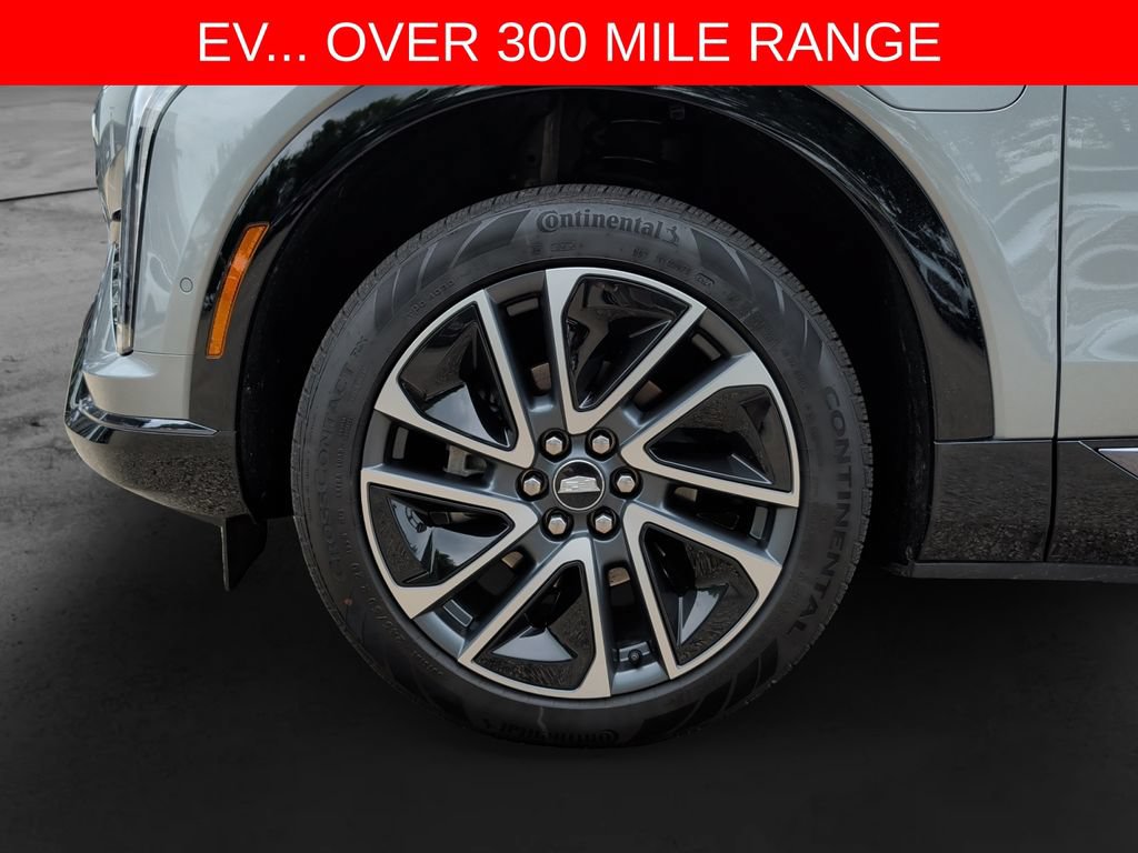 Used 2025 Cadillac Optiq Sport 2 w/ LPO, Floor Liner Package AWD/4WD image 9