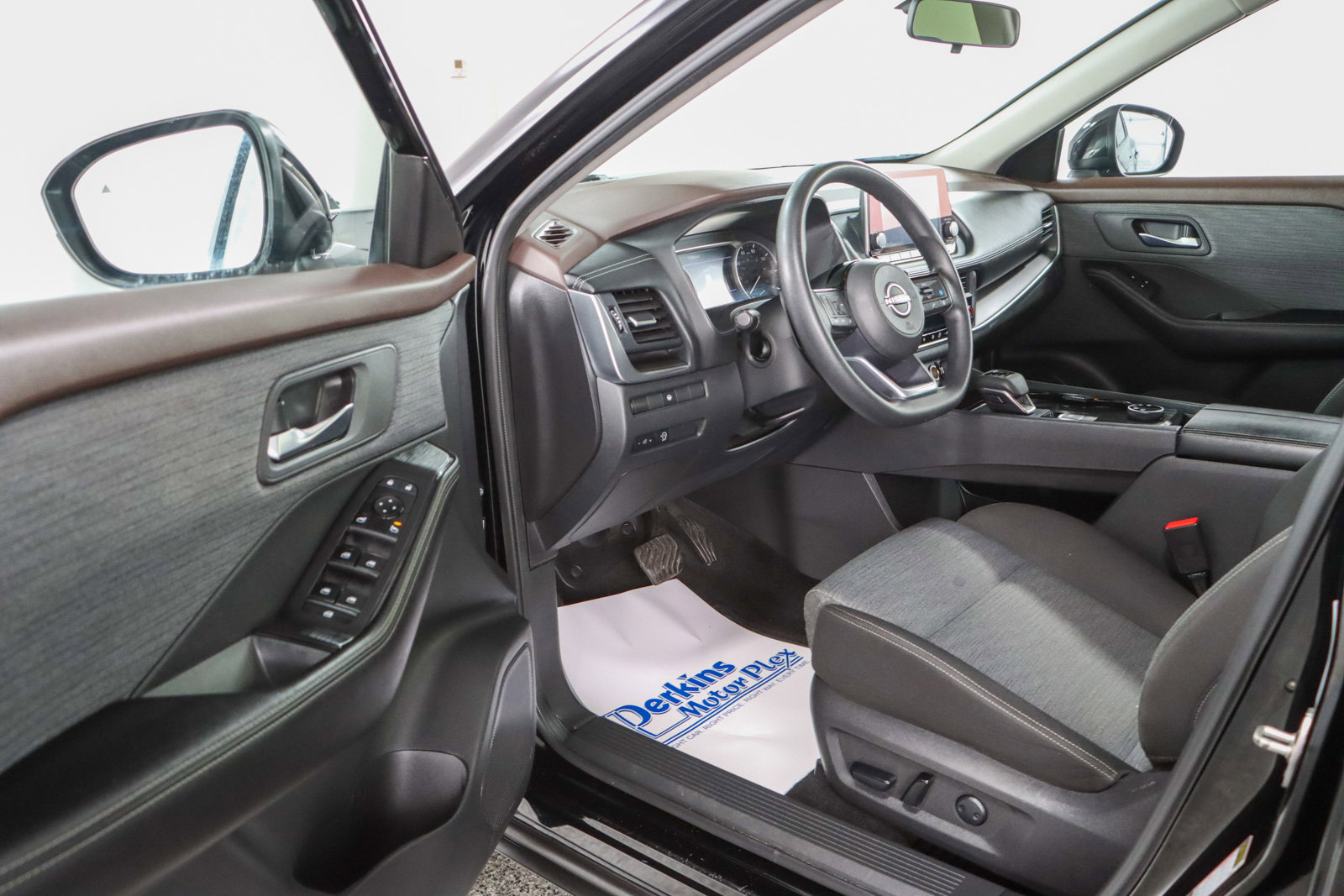 Used 2023 Nissan Rogue SV image 3