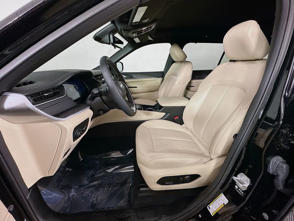 Certified 2025 Jeep Grand Cherokee L Limited w/ Luxury Tech Group II image 33