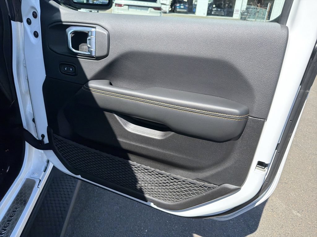 Used 2024 Jeep Wrangler Unlimited Sahara w/ Technology Group AWD/4WD image 15
