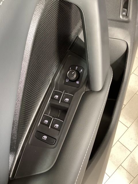 Used 2026 Volkswagen Tiguan SEL R-Line AWD/4WD image 18