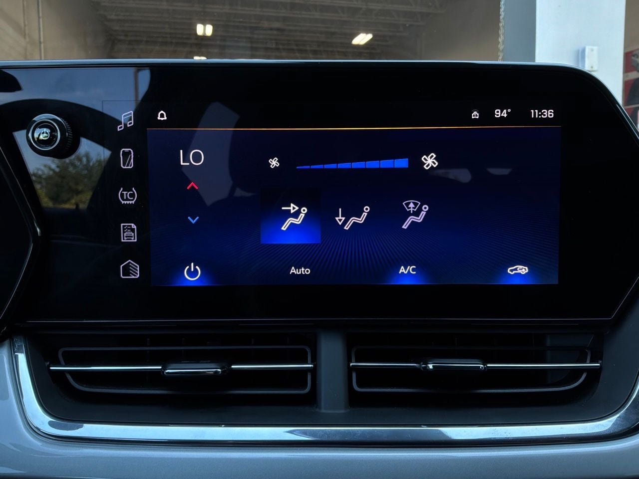 Used 2025 Chevrolet Trax LT FWD image 32