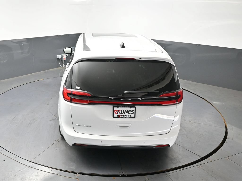 New 2027 Chrysler Pacifica Select w/ Family Tech Group FWD image 37