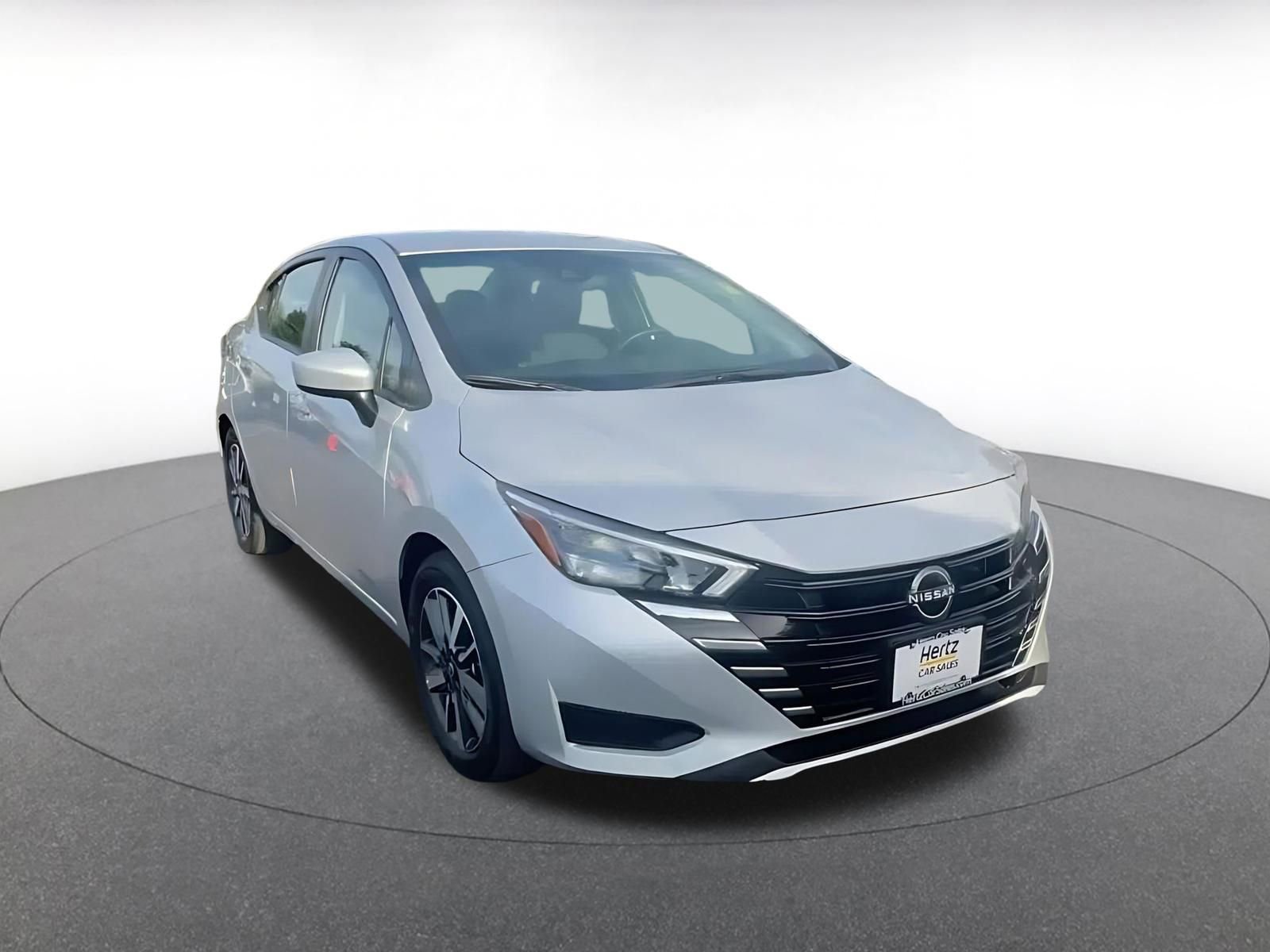 Used 2025 Nissan Versa SV image 3