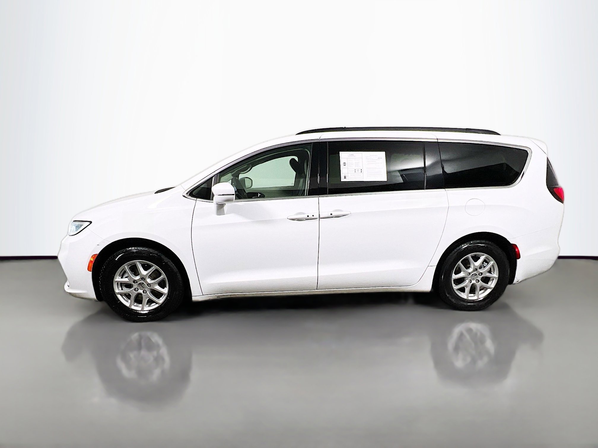 Used 2022 Chrysler Pacifica Touring-L image 9