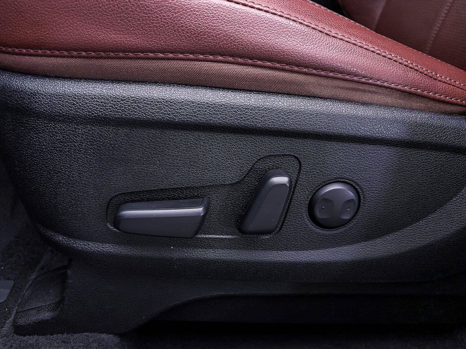 Used 2024 Kia Telluride EX w/ EX Captain's Chair Package FWD image 11