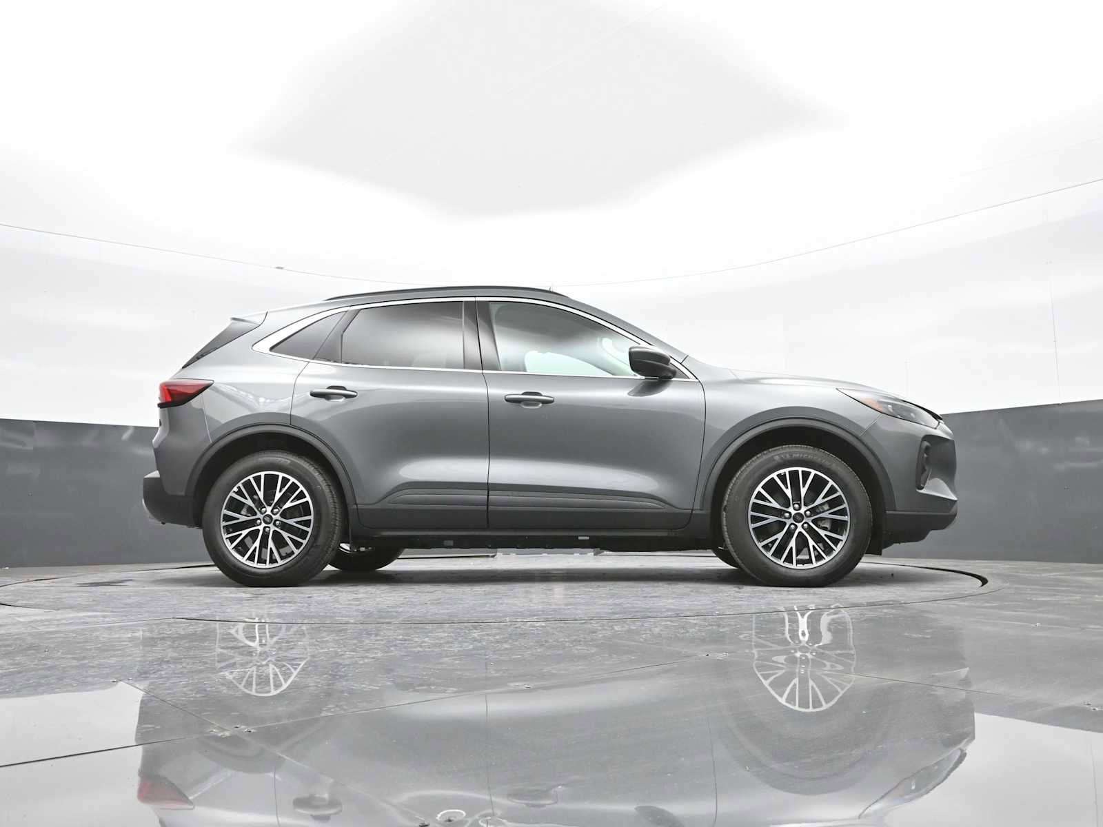 Used 2025 Ford Escape SE w/ PHEV Premium Package image 45