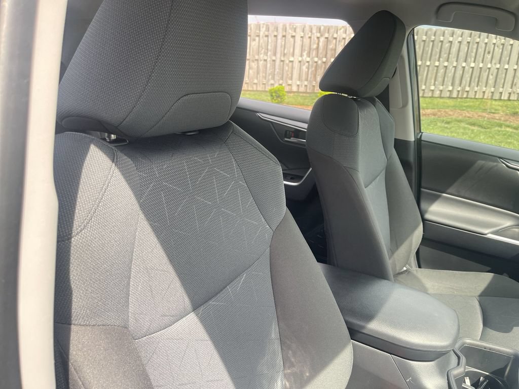 Used 2025 Toyota RAV4 XLE FWD image 38