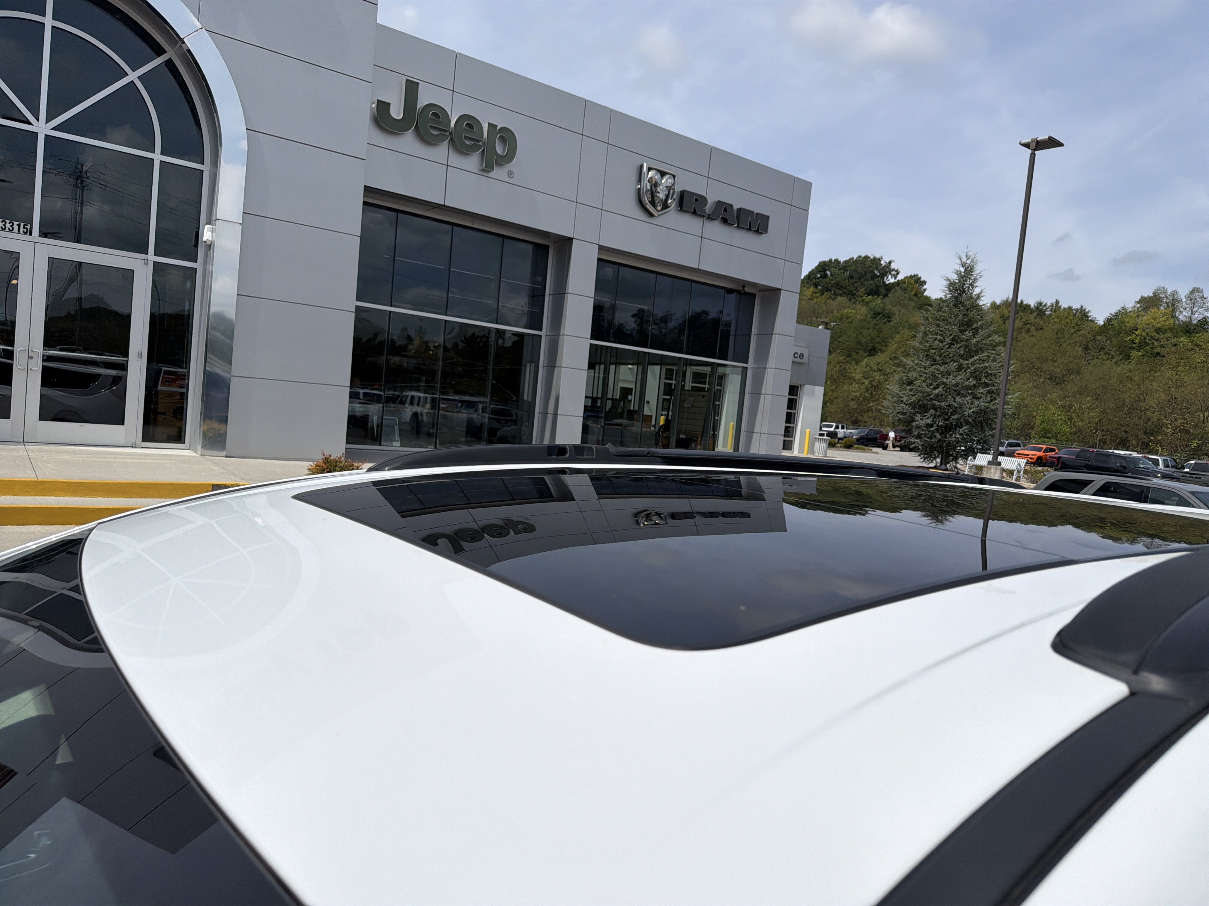 Used 2025 Chrysler Pacifica Limited FWD image 14