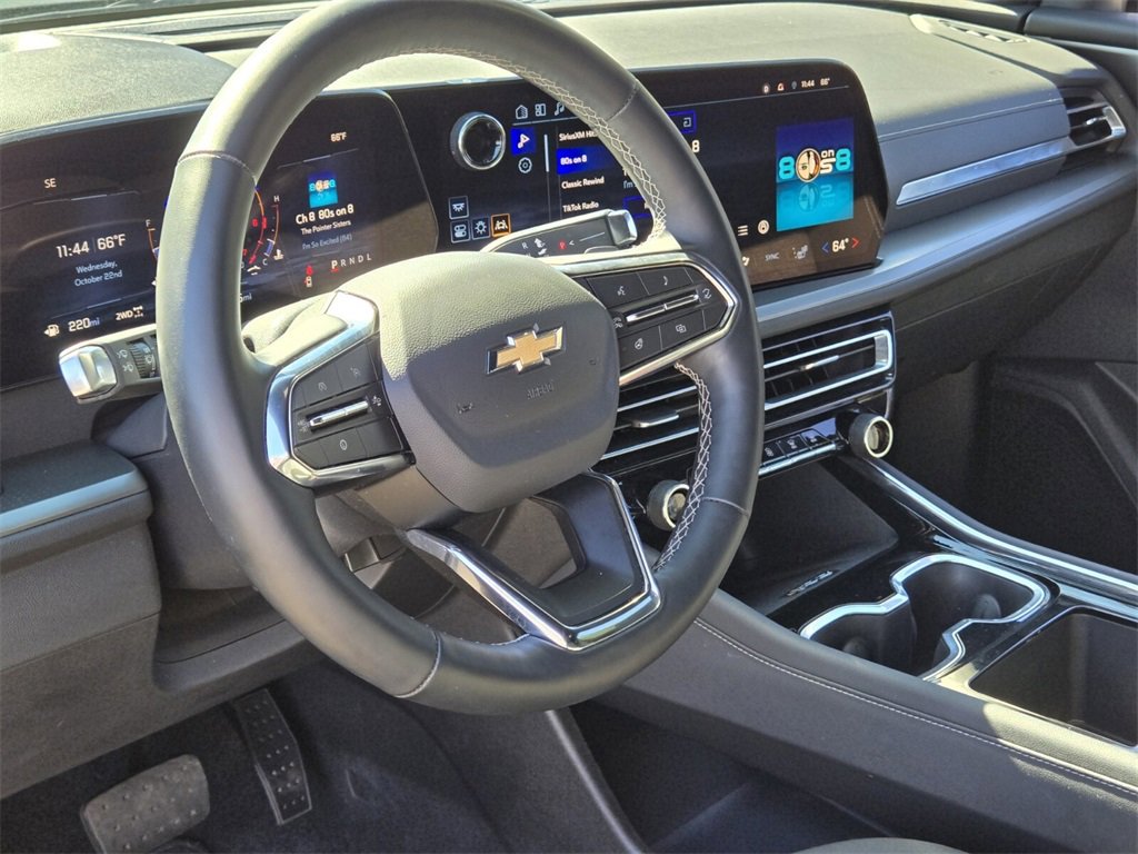 Used 2025 Chevrolet Traverse LT image 11