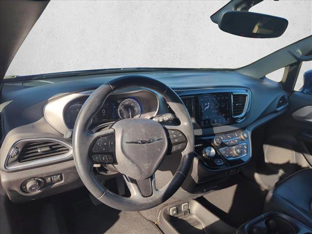 Used 2018 Chrysler Pacifica Touring-L image 10