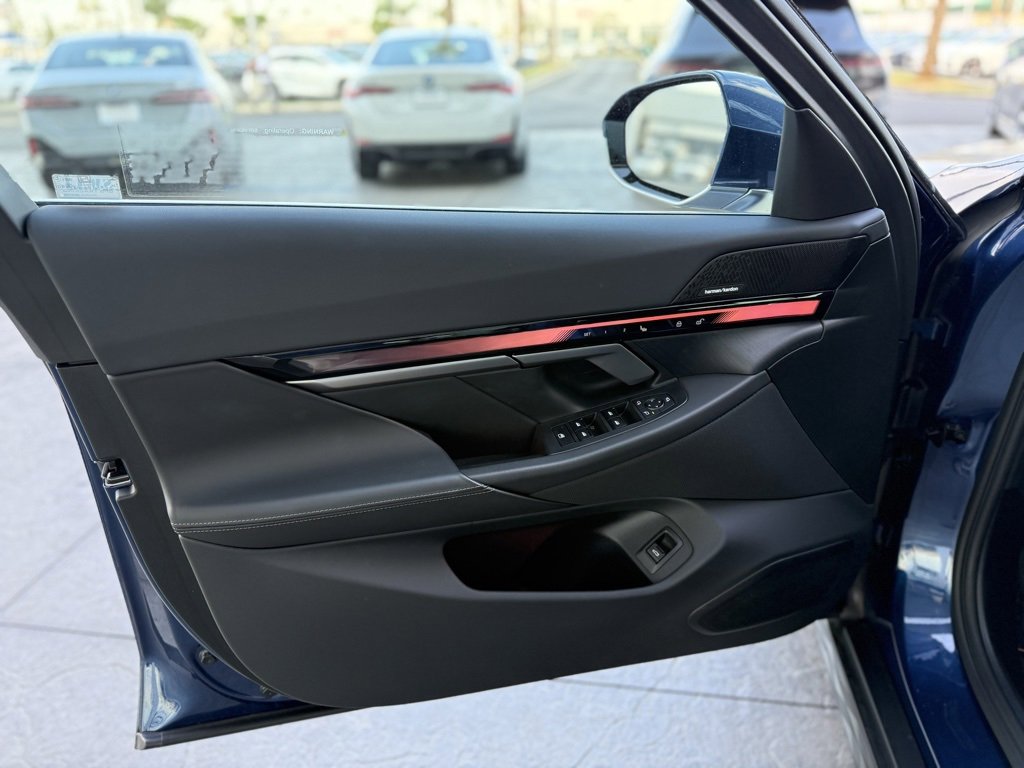 Used 2025 BMW i5 eDrive40i w/ Premium Package image 9