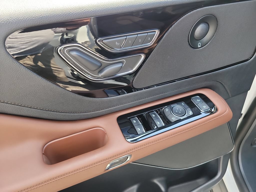 Used 2025 Lincoln Aviator Reserve w/ Jet Appearance Package RWD image 17