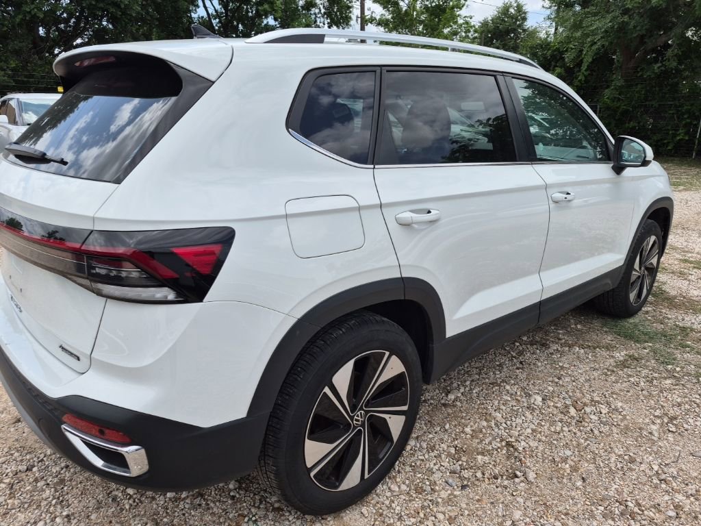 Used 2025 Volkswagen Taos SE AWD/4WD image 3