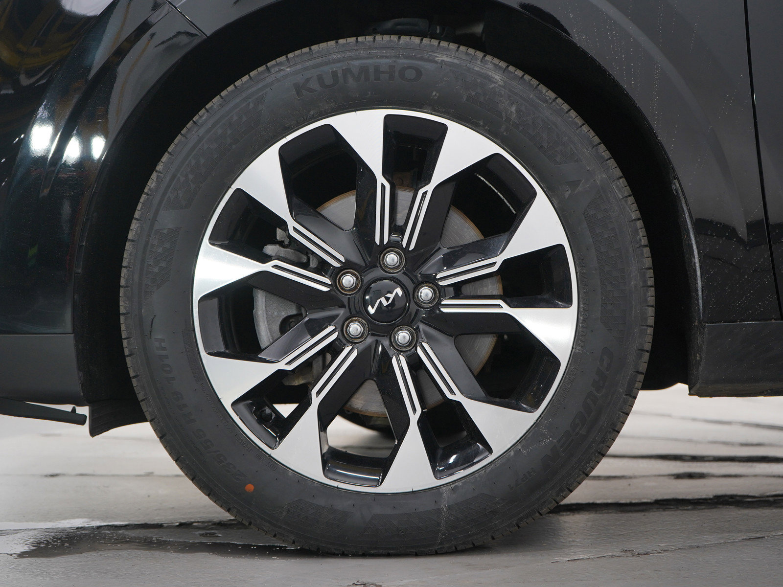 Used 2022 Kia Carnival EX image 30