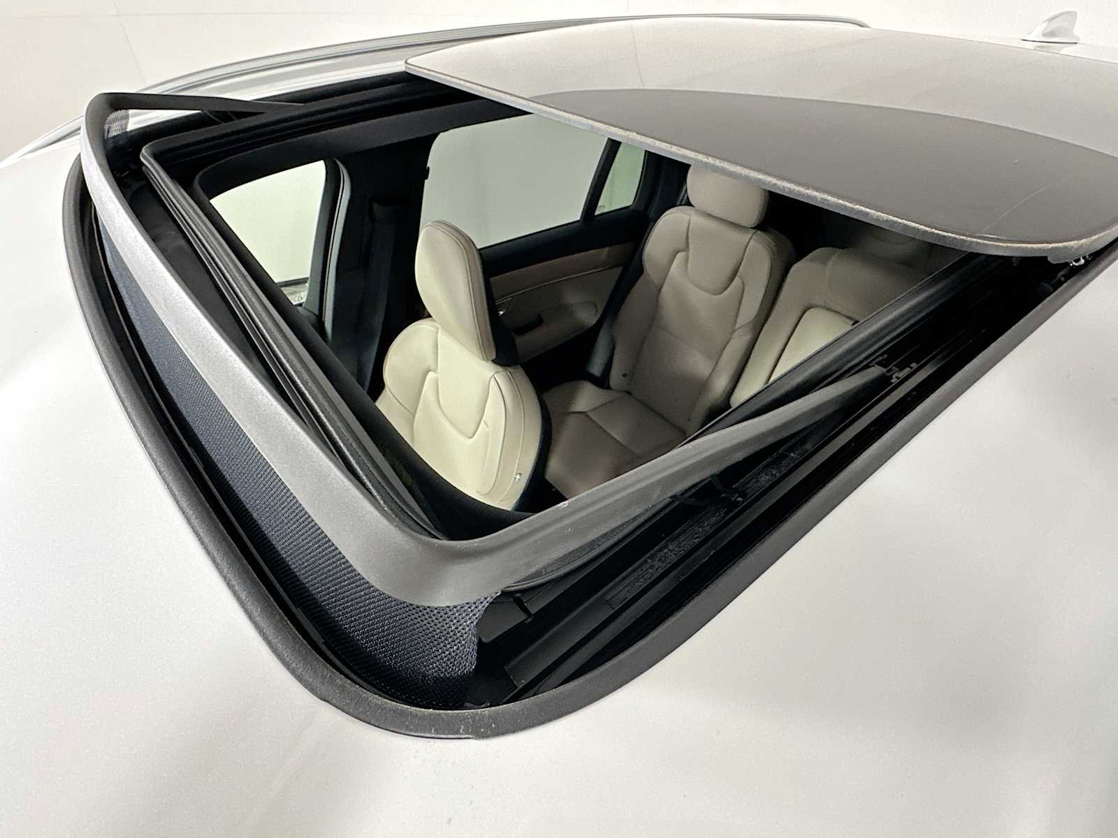 New 2026 Volvo XC90 B6 Plus w/ Protection Package Premier image 20