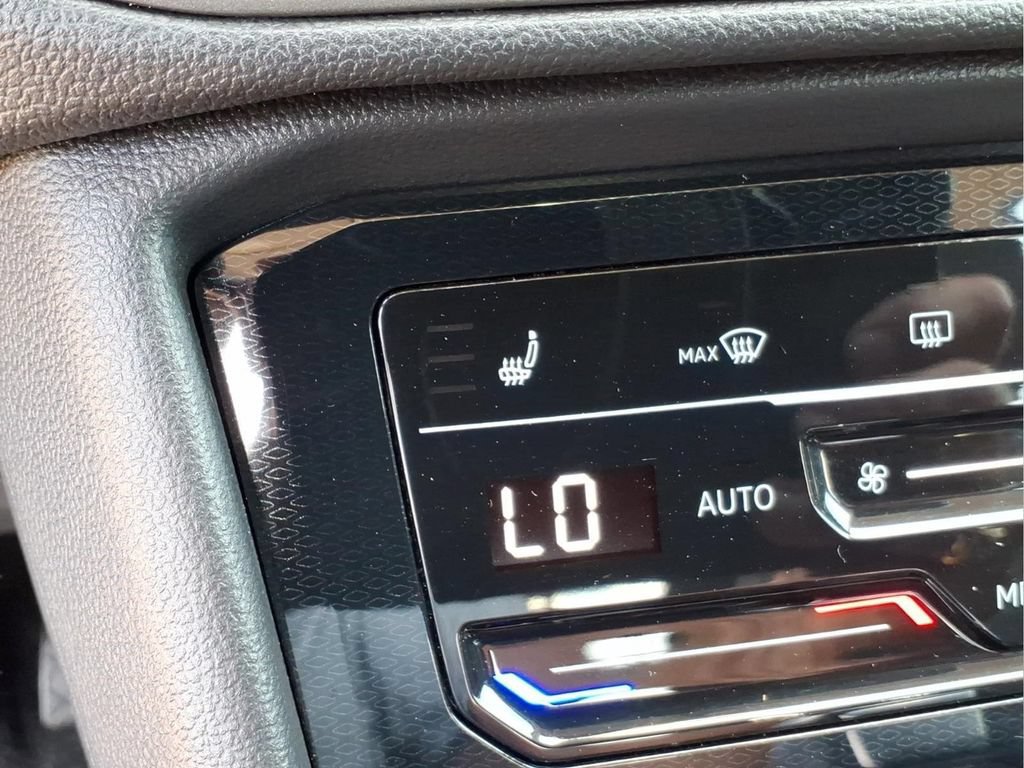 Certified 2025 Volkswagen Taos SE AWD/4WD image 11
