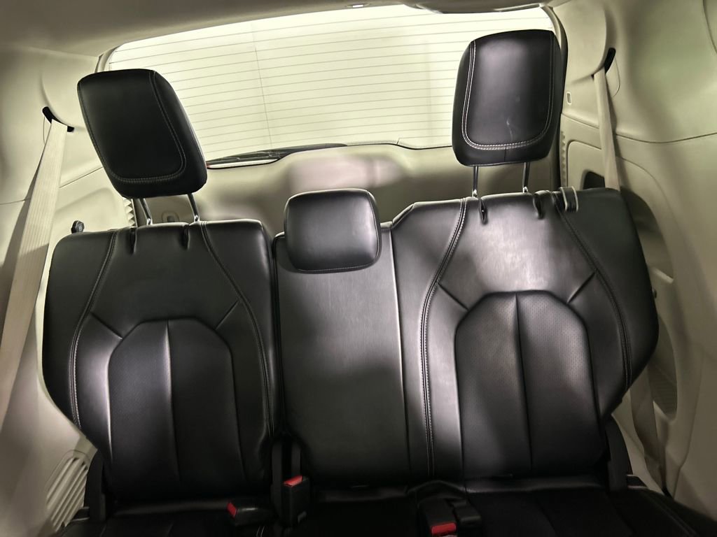 Used 2023 Chrysler Pacifica Touring-L image 17