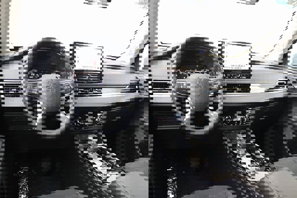 Used 2025 Mitsubishi Outlander SE image 4