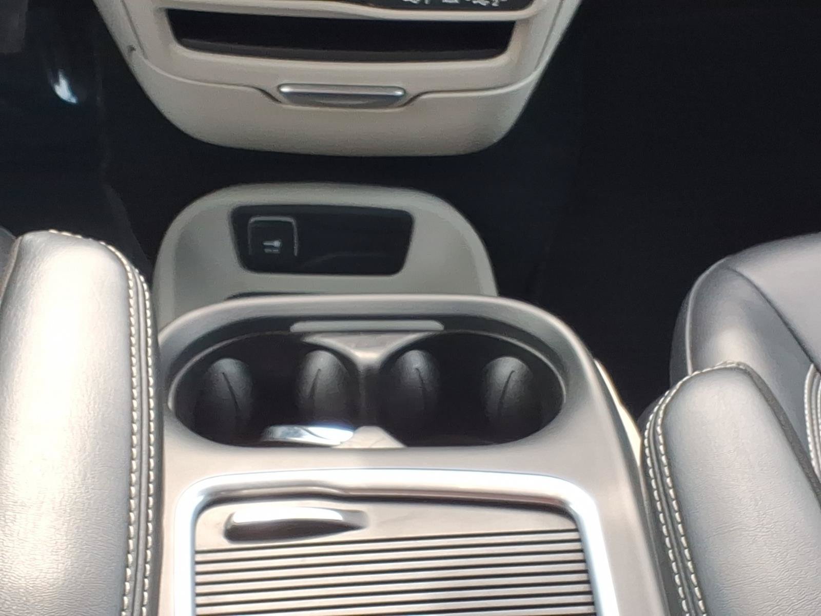 Used 2024 Chrysler Pacifica Touring-L FWD image 16