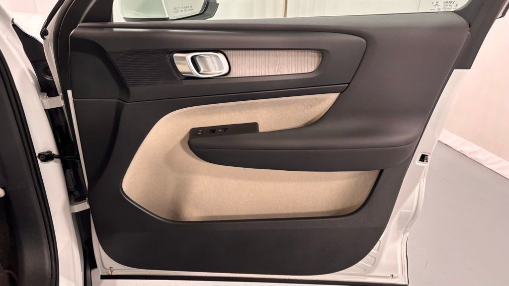 Certified 2023 Volvo XC40 B5 Plus w/ Driver Assist Package image 19