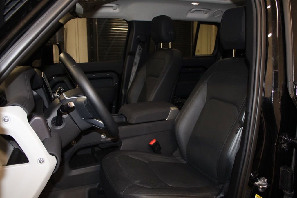Used 2023 Land Rover Defender 130 SE image 5