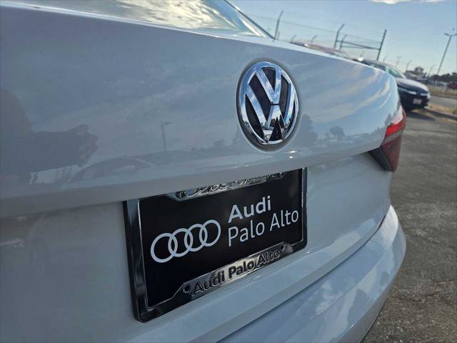 Used 2018 Volkswagen Passat 2.0T R-Line w/ R-Line Lighting Package FWD image 13