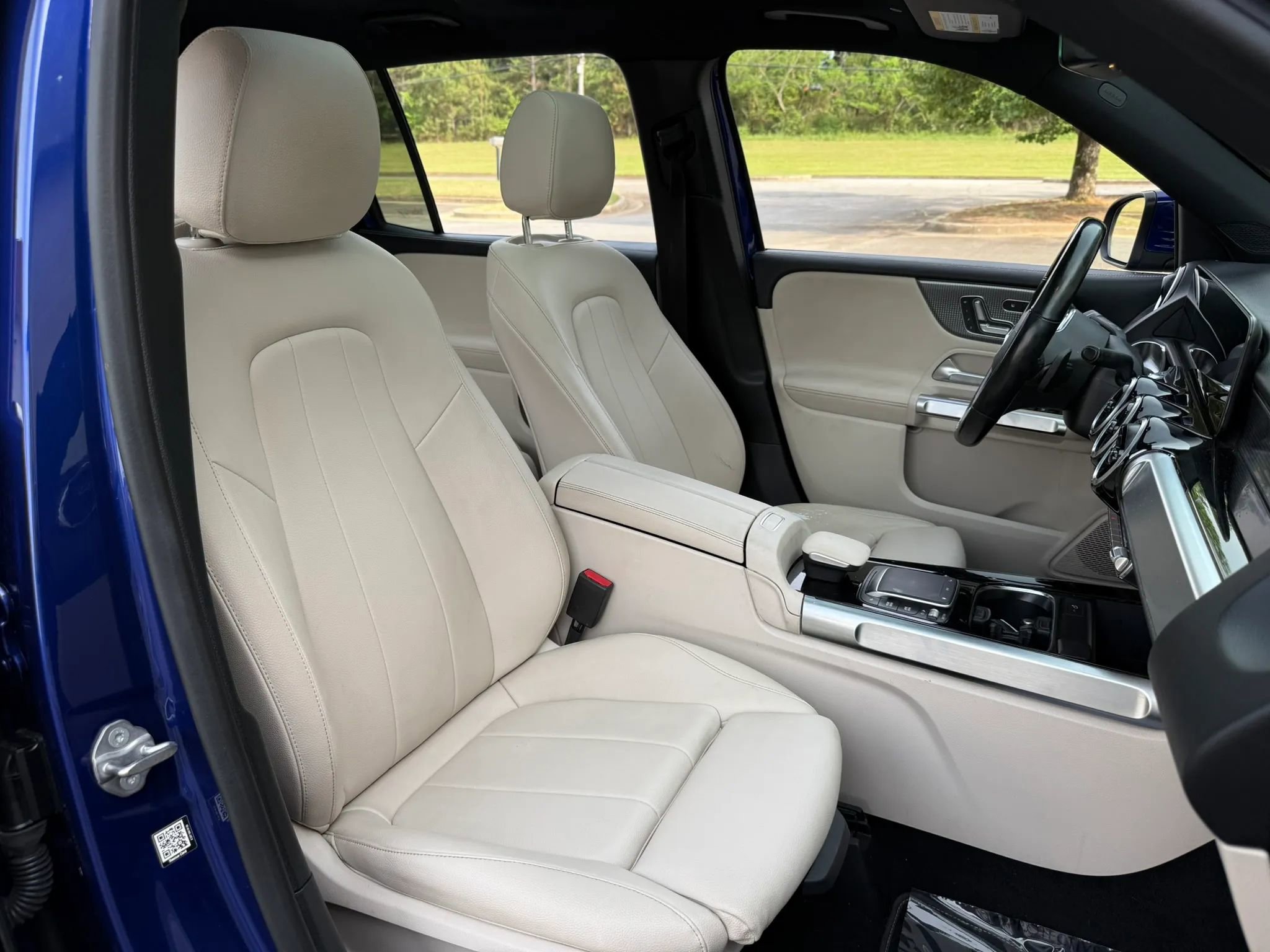 Used 2021 Mercedes-Benz GLB 250 4MATIC w/ Premium Package image 26