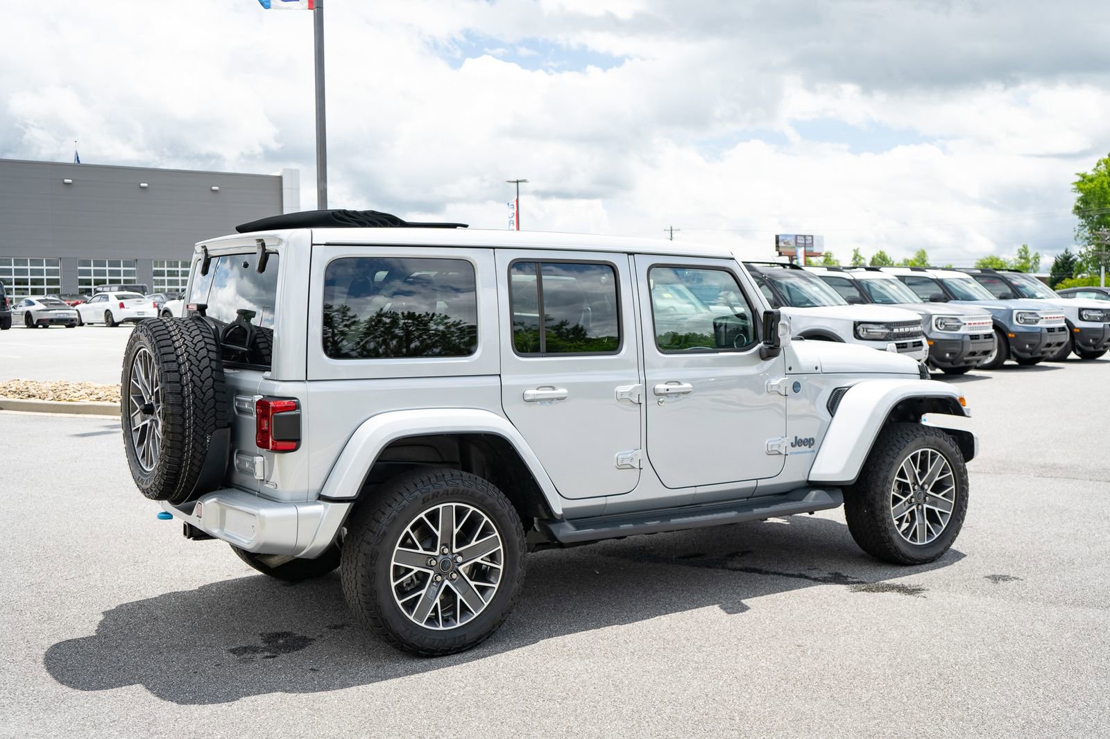 Used 2024 Jeep Wrangler High Altitude AWD/4WD image 10