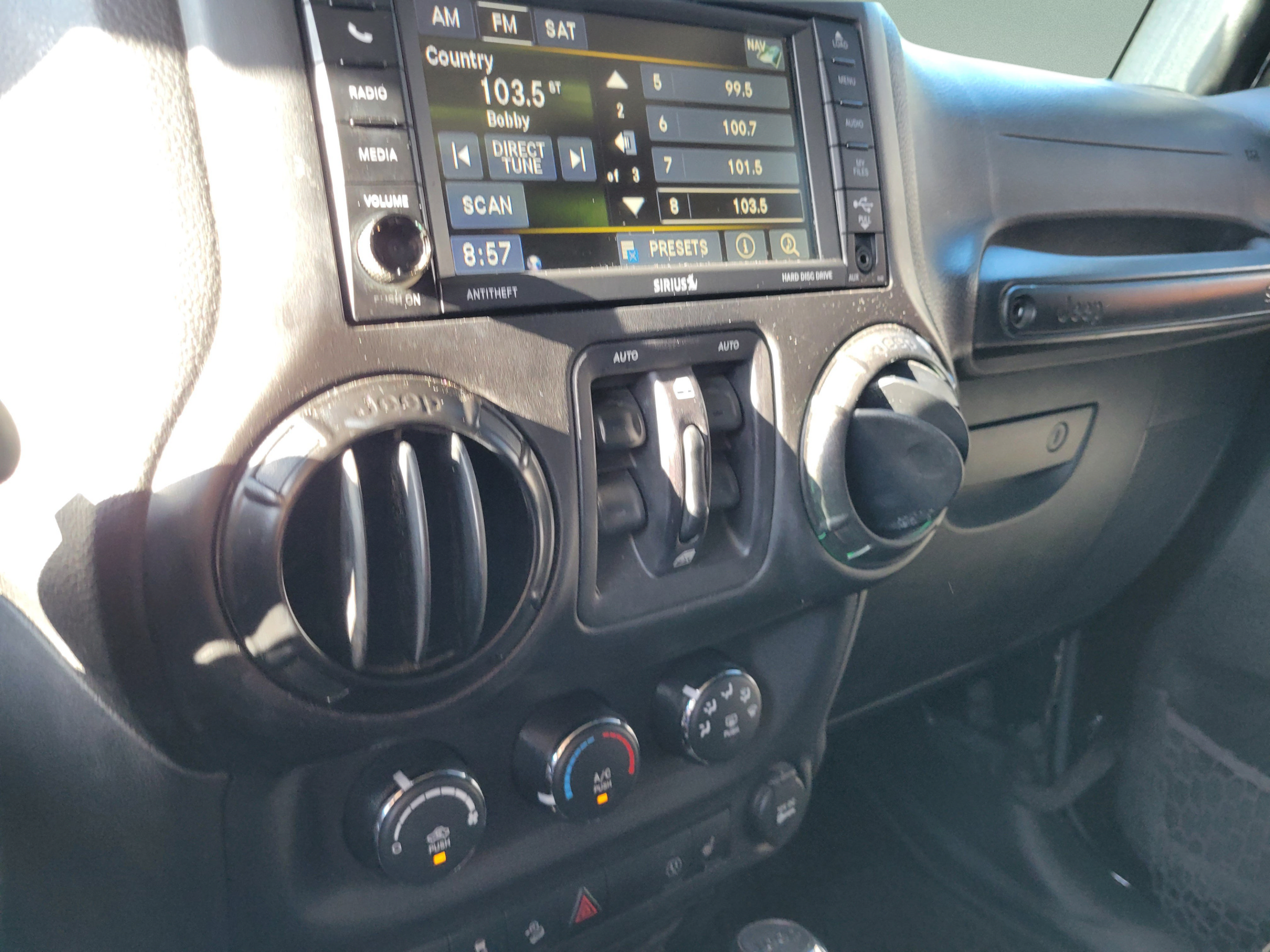 Used 2016 Jeep Wrangler Unlimited Rubicon w/ Connectivity Group AWD/4WD image 16