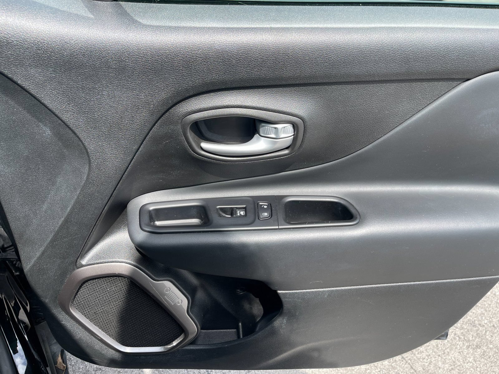 Used 2023 Jeep Renegade Latitude AWD/4WD image 19