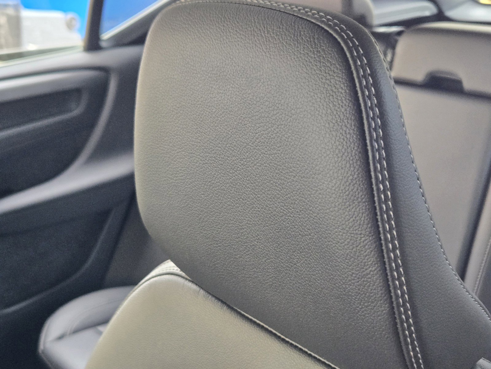 New 2025 Volvo XC40 B5 Core w/ Protection Package Premier image 18