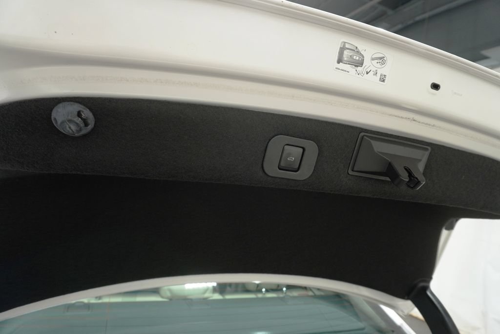 Used 2017 Lincoln Continental Select FWD image 7