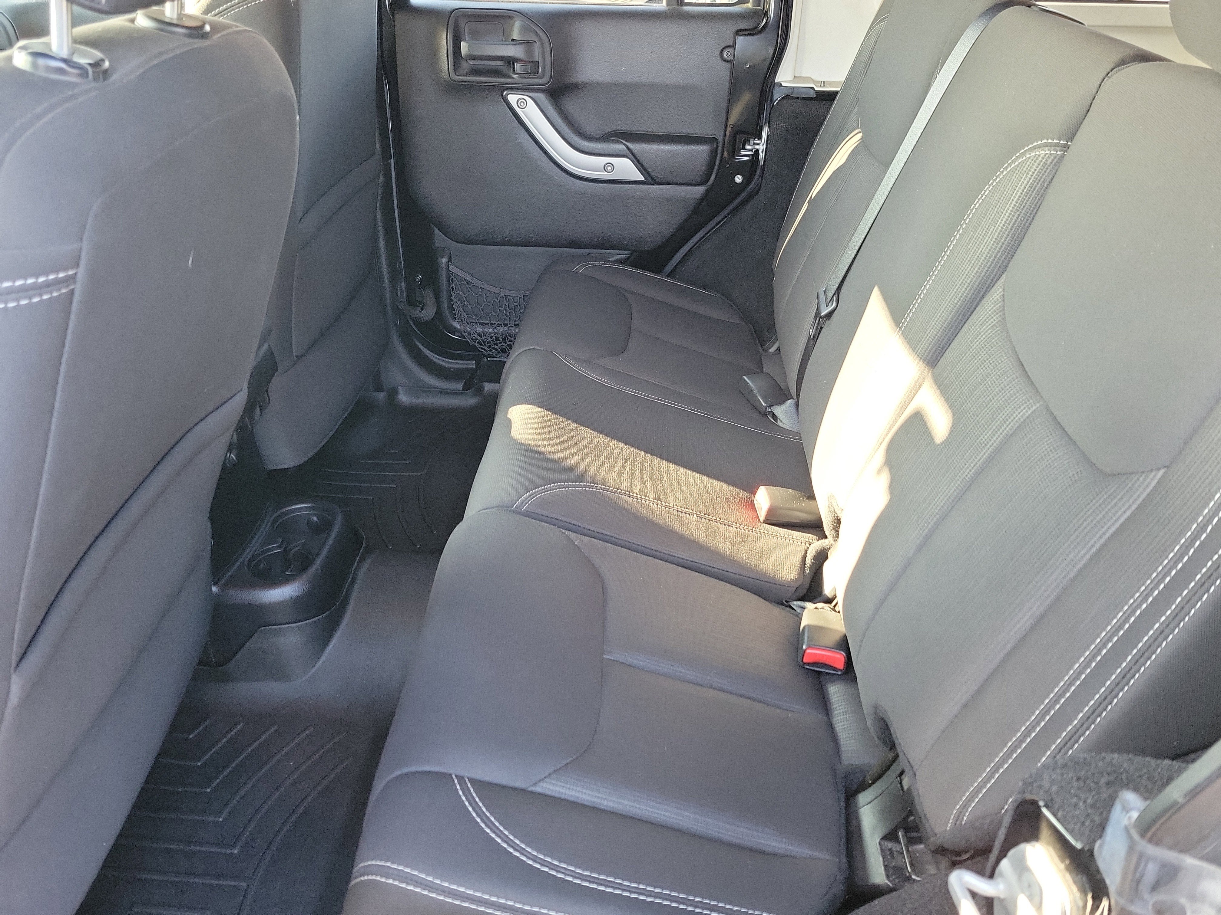 Used 2015 Jeep Wrangler Unlimited Sahara w/ Connectivity Group image 9