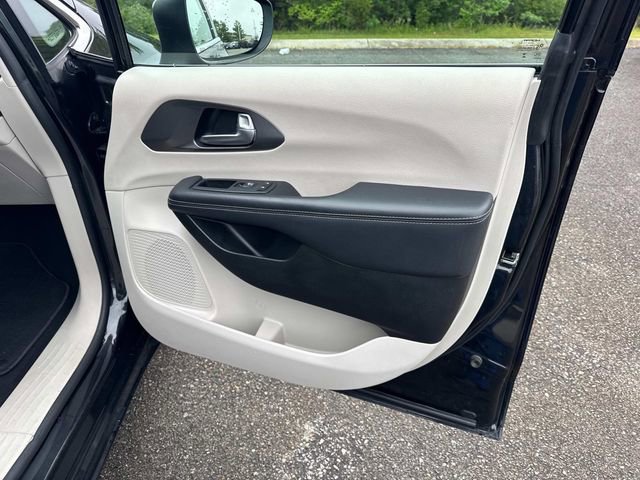 Used 2023 Chrysler Pacifica Touring-L FWD image 23