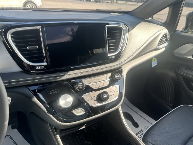 New 2026 Chrysler Pacifica Limited image 31