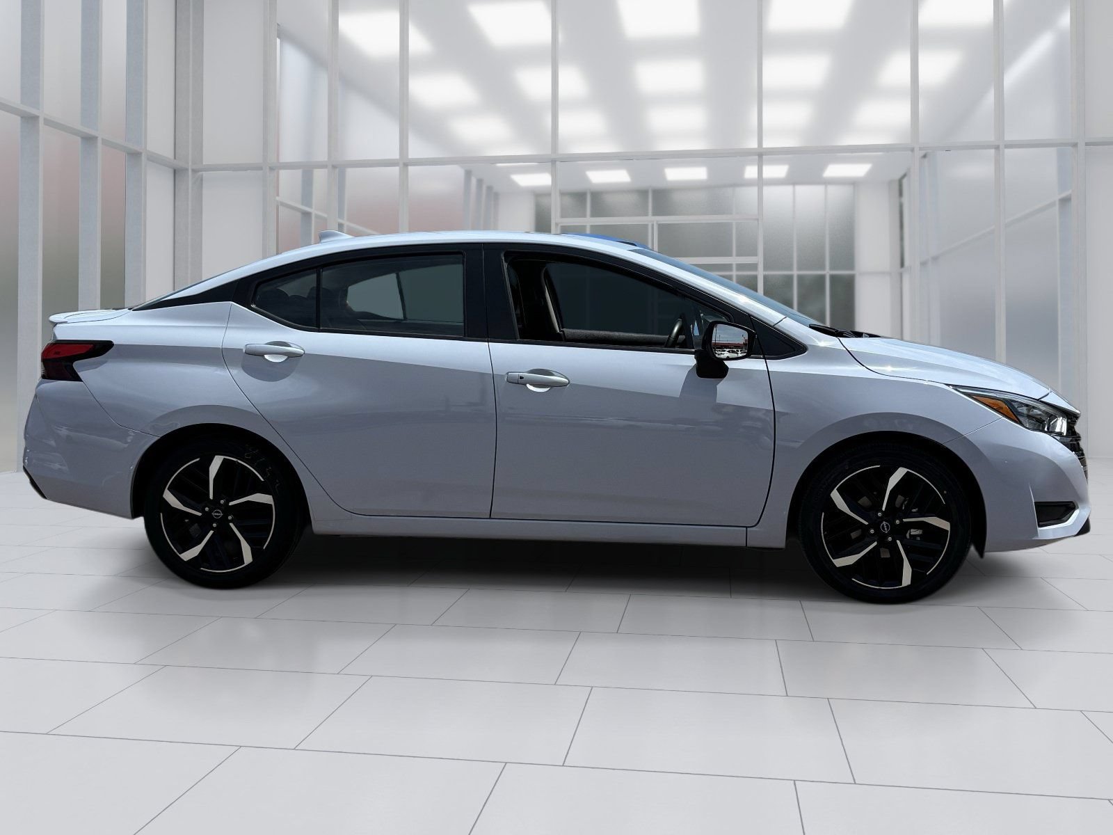 Used 2025 Nissan Versa SR FWD image 6