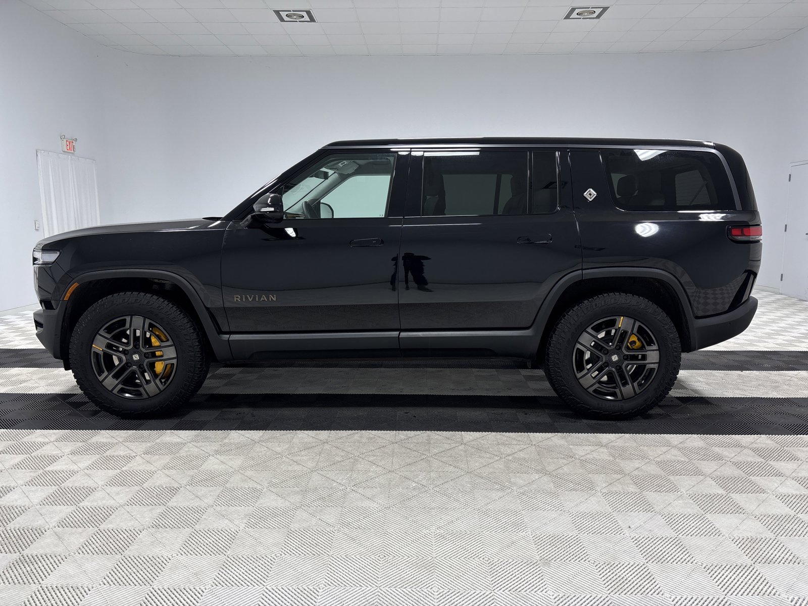 Used 2025 Rivian R1S Premium image 2