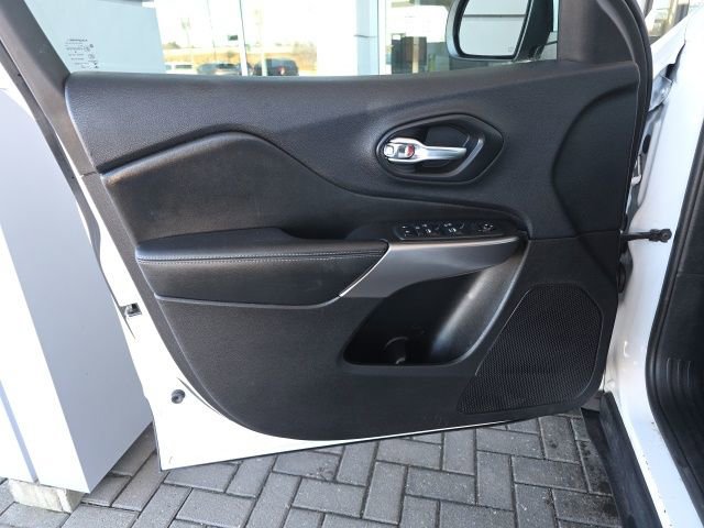 Used 2019 Jeep Cherokee Latitude Plus w/ Comfort/Convenience Group image 19