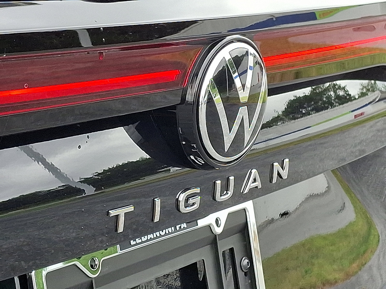 New 2025 Volkswagen Tiguan SE image 12
