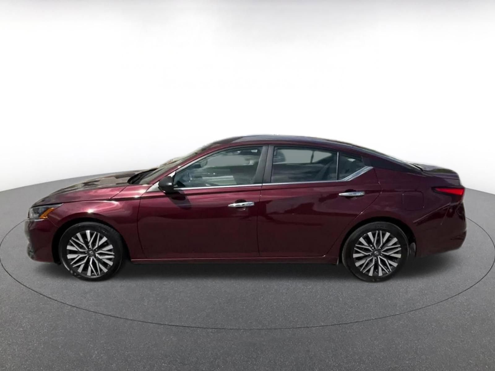 Used 2025 Nissan Altima 2.5 SV FWD image 8